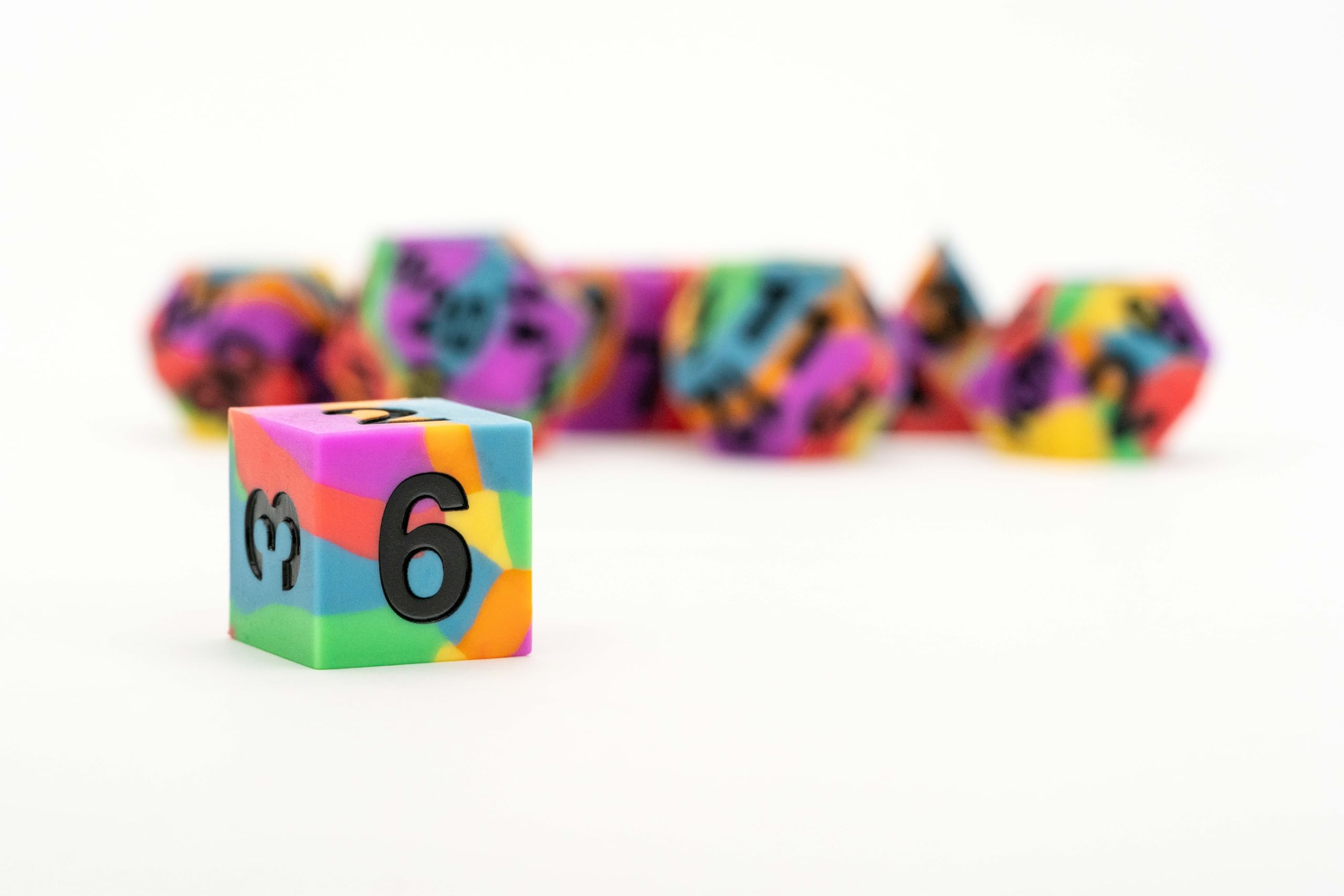 Metallic Dice Games FanRoll Pride Sharp Edge 16 mm Silikonkautschuk Polyeder Würfel Set 5