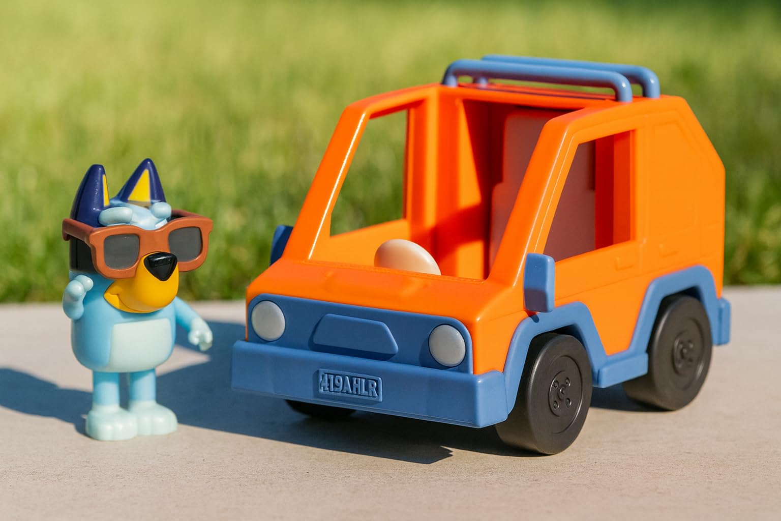 Bluey Hit the Road 4WD Vehicle Playset with Articulated Figure - Orange