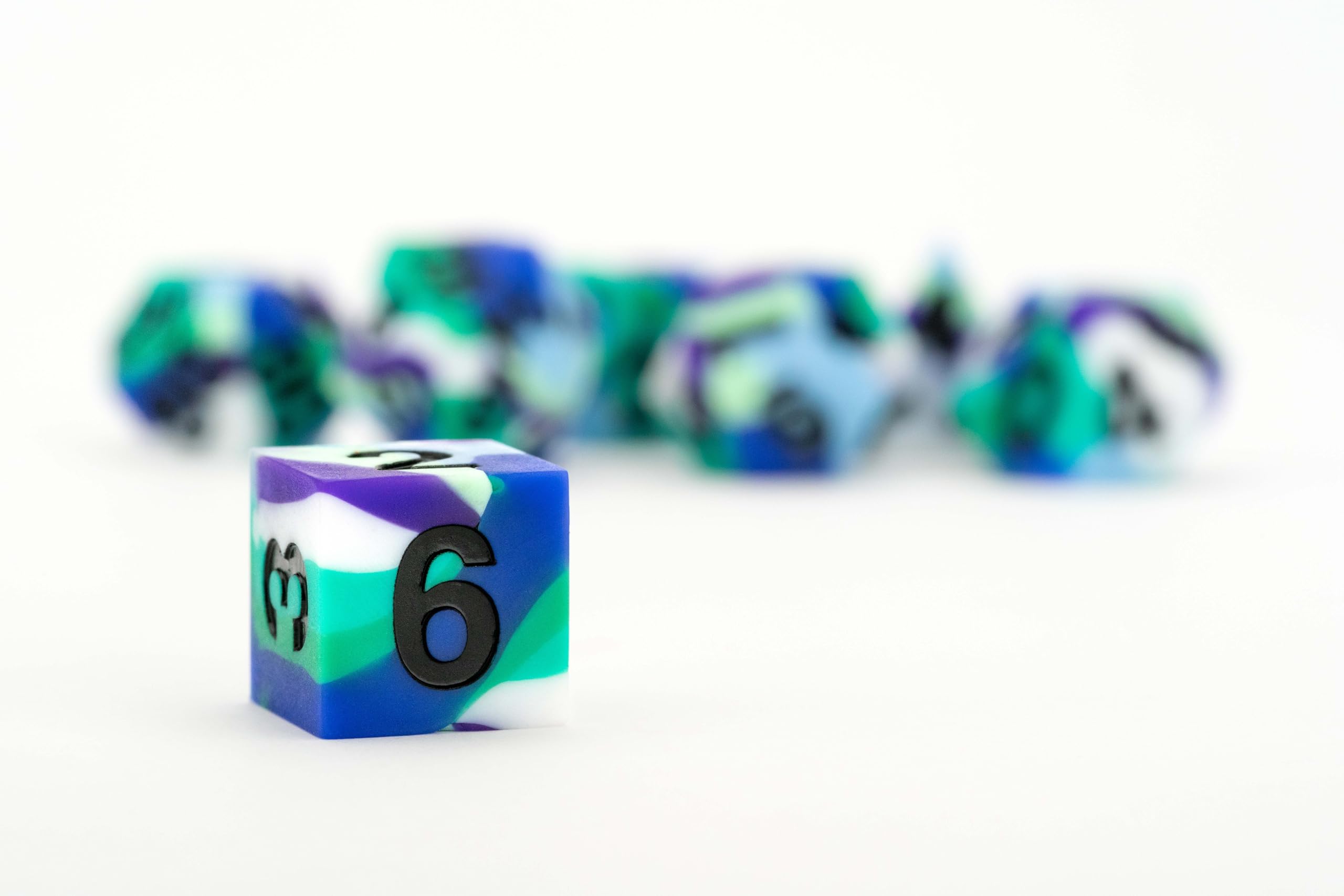 Metallic Dice Games FanRoll 16mm Pride Sharp Edge Silikonkautschuk Polyedrisches Würfelset 3