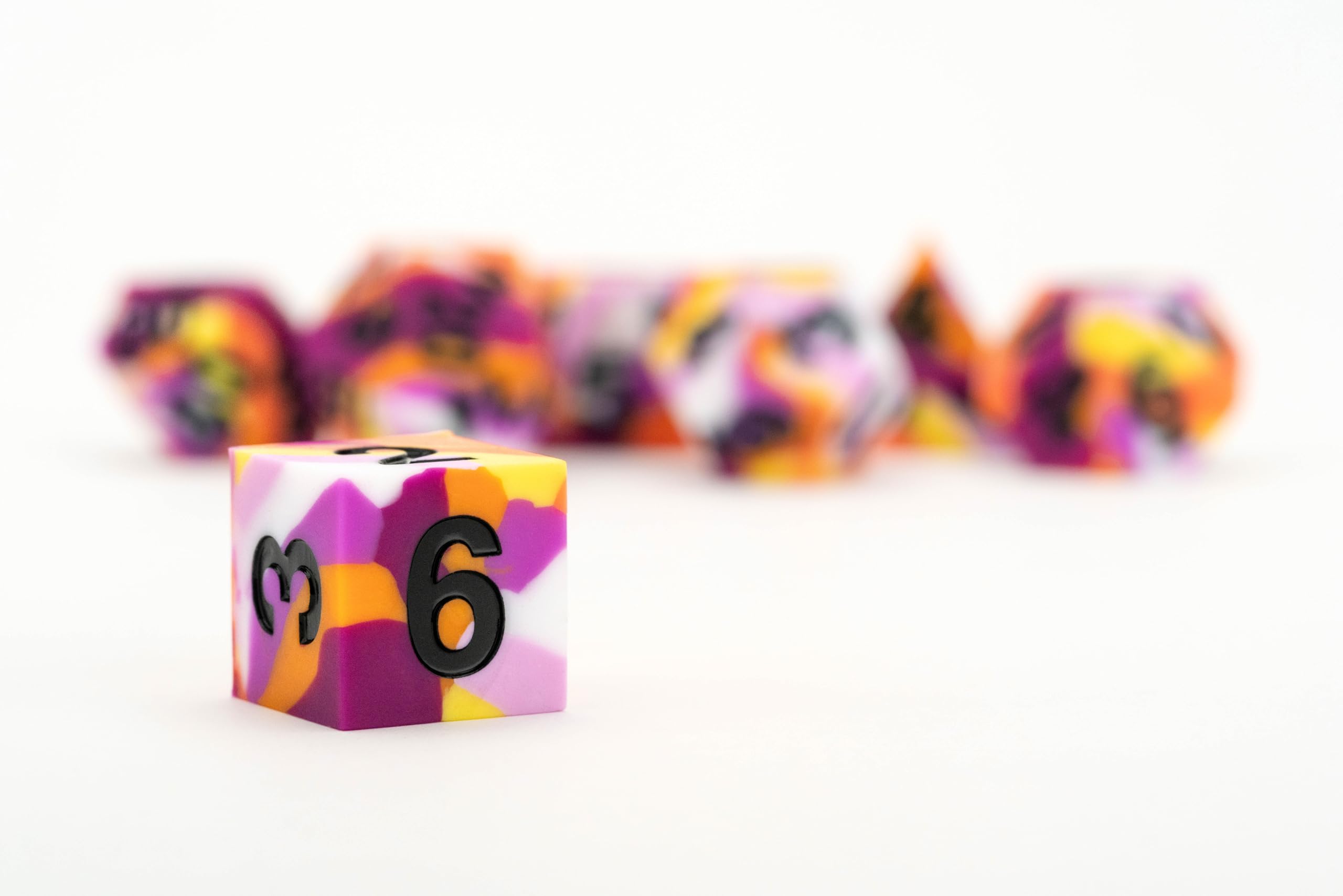 Metallic Dice Games FanRoll 16mm Pride Sharp Edge Silikonkautschuk Polyedrisches Würfelset 6