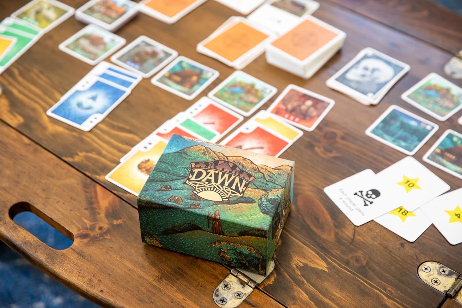 Green Meadow Games Dawn – Strategie-Kartenspiel für 3–5 Spieler mit versteckten Rollen und Plättchenplatzierung