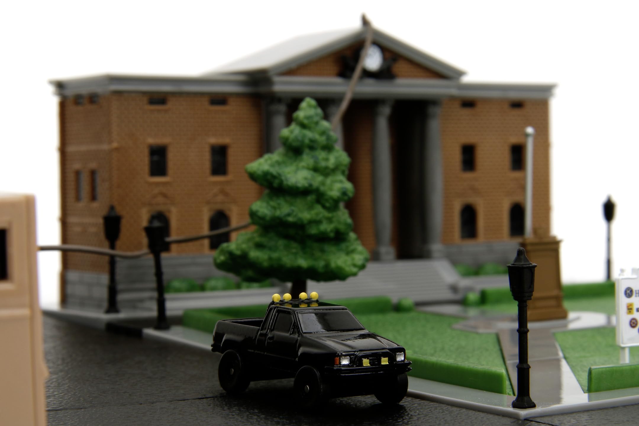Jada NANO SCENE Back to the Future Clock Tower - Hill Valley Courthouse Diorama with DeLorean & Toyota SR5 5