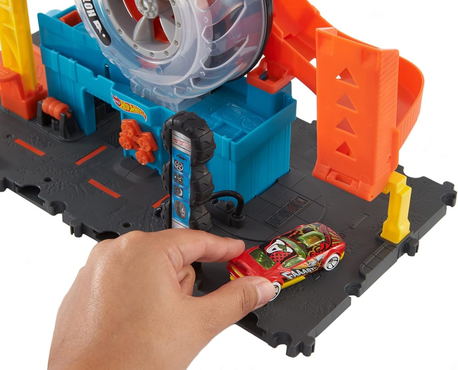 Hot Wheels City Super Twist Tire Shop Playset - Spin Key Action for Kids 5 Years and Up 3