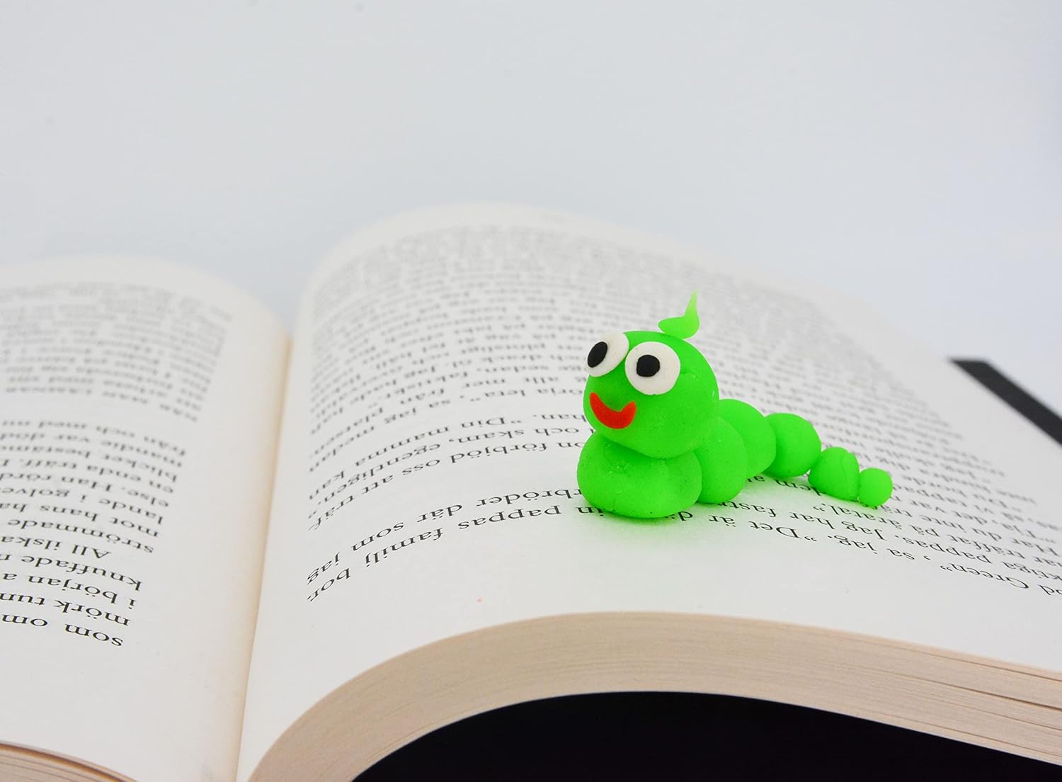 Crayola Silly Scents Sand & Dough Activity Pack - Moulding Playset for Kids 3+ 3