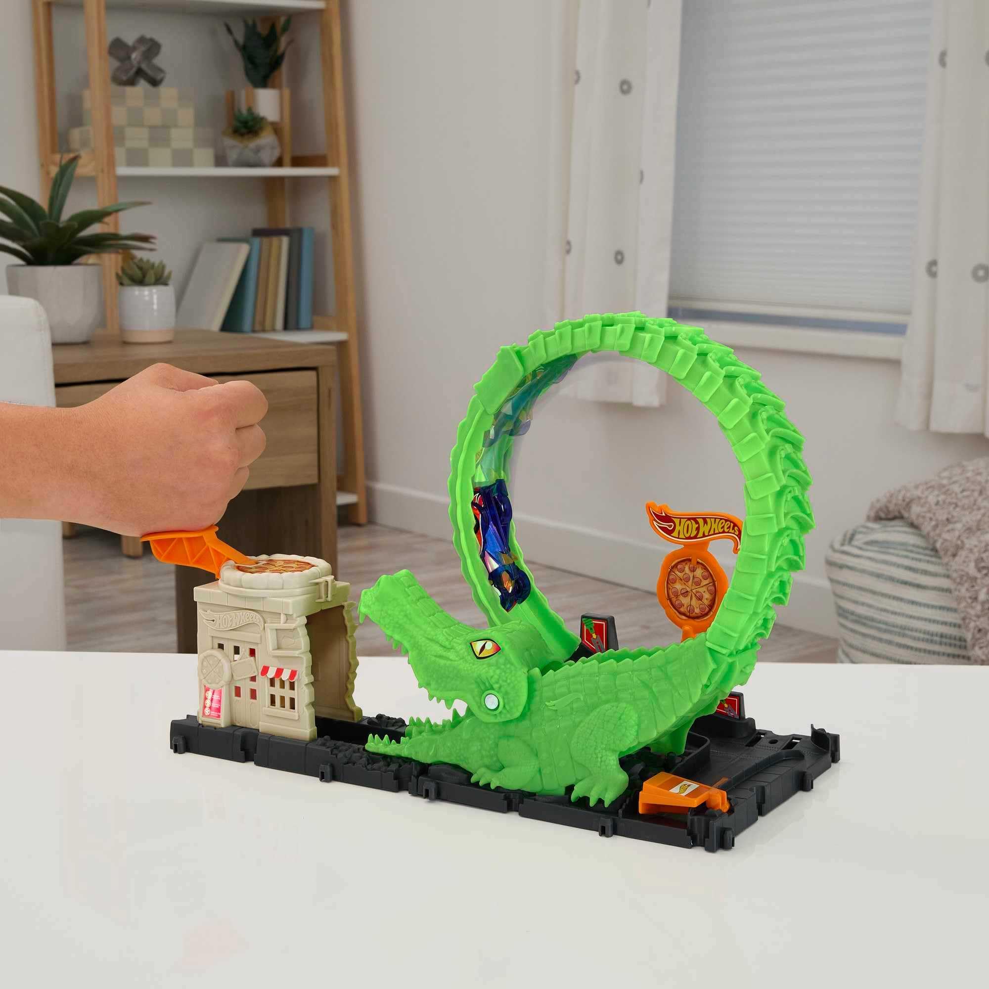 Hot Wheels Gator Loop Attack Playset - Adjustable Track with 1 Car, Connects to Other Sets, Ages 4+ 3