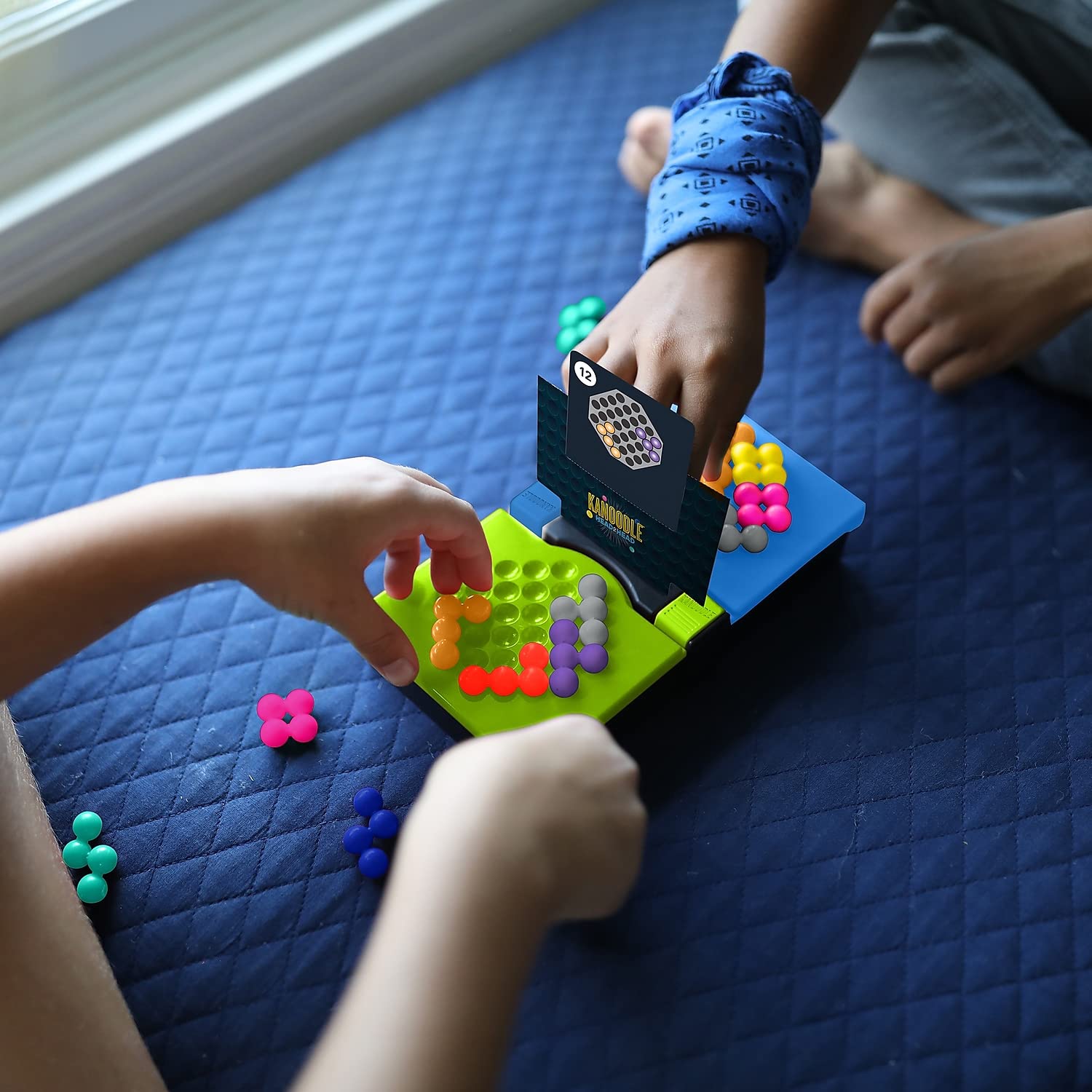 Educational Insights Kanoodle Head-To-Head 2-Player Logic Puzzle Game | Ages 7+ | 80 Challenges