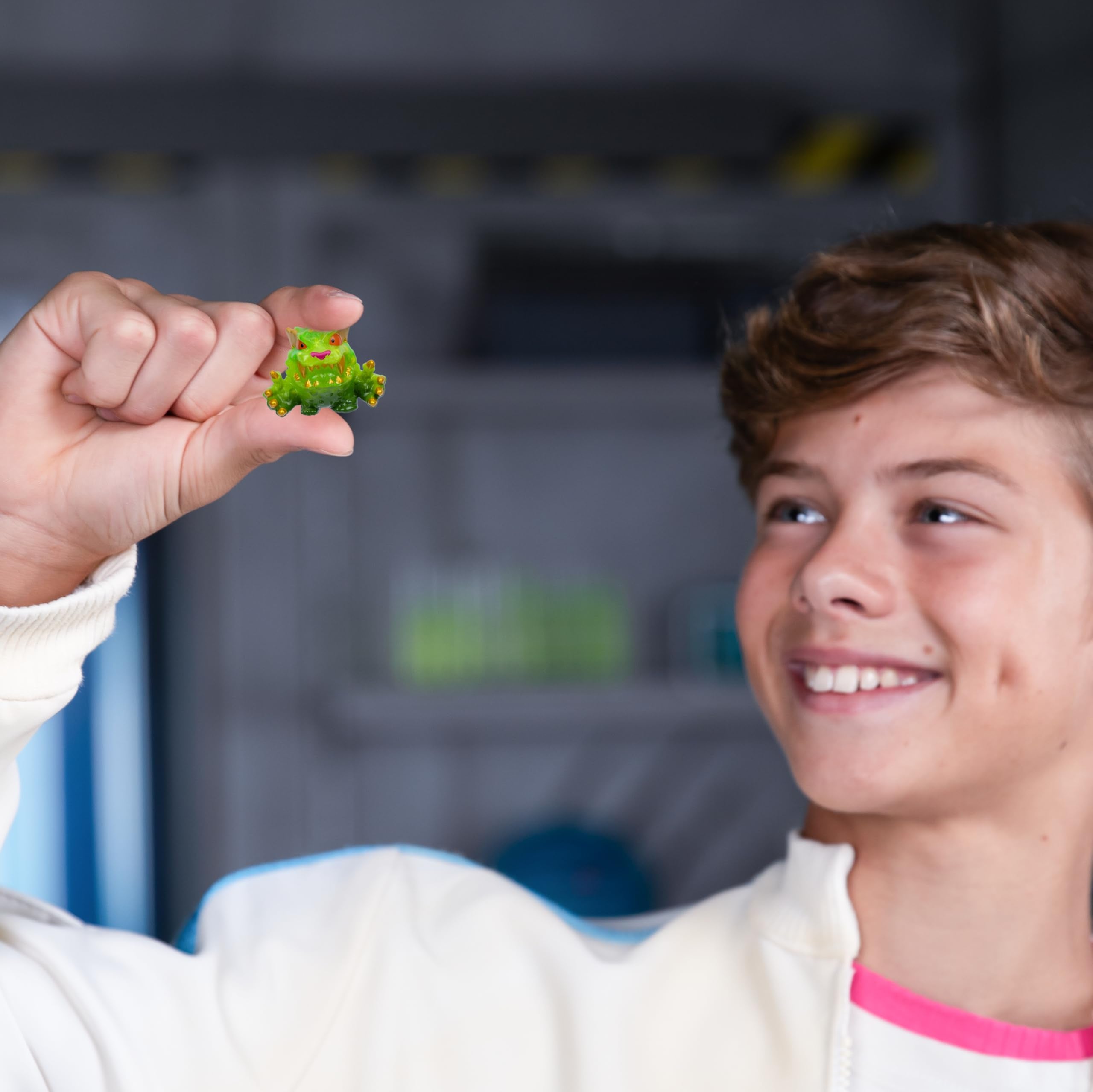 MRBEAST LAB Swarms Atomic Series Lab Pack - Collectible Micro Beasts Playset 3