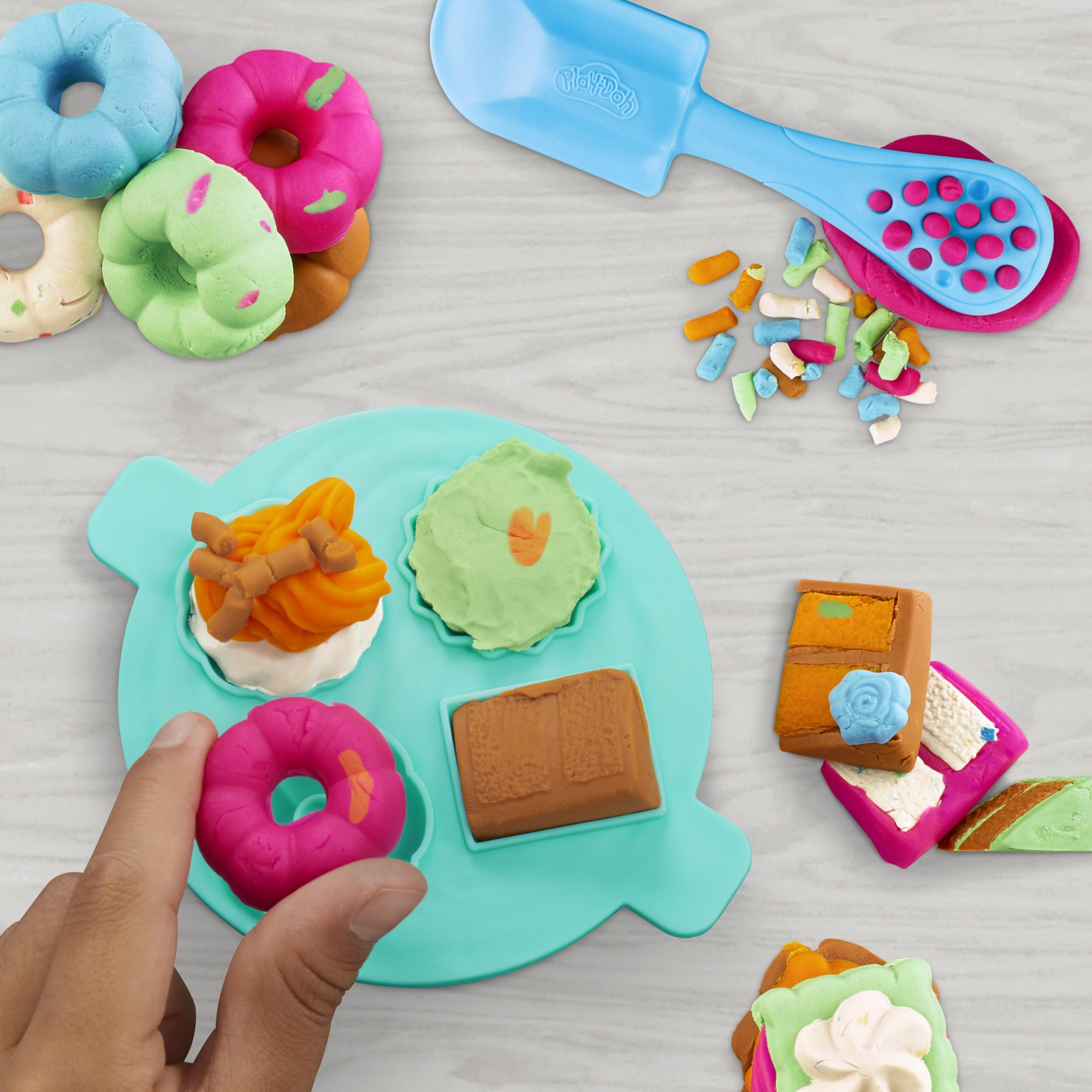 Play-Doh Kitchen Creations Magical Mixer Spielset – Spielzeugmixer mit 5 Dosen Play-Doh für Kinder ab 3 Jahren 7