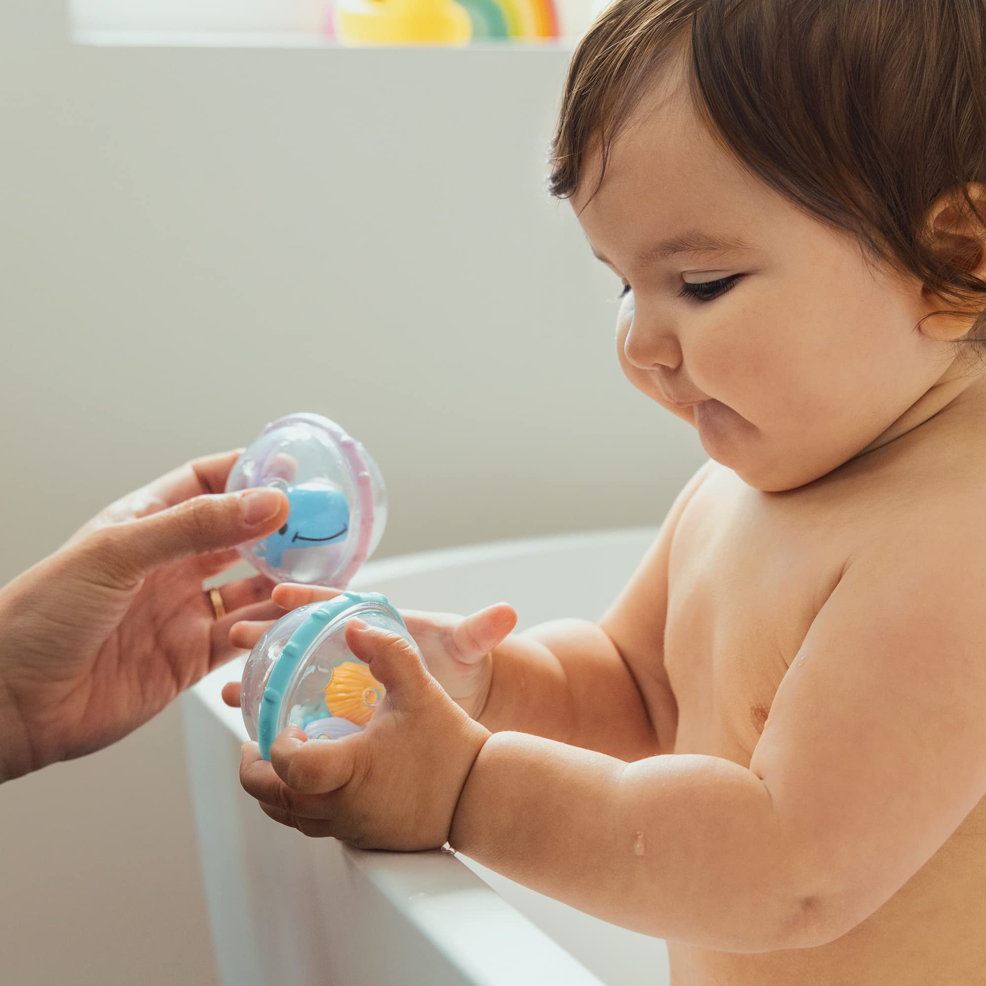 Munchkin Float and Play Bubbles Bath Toy - Spinning, Rattling & Floating Water Play for Babies 4+ Months