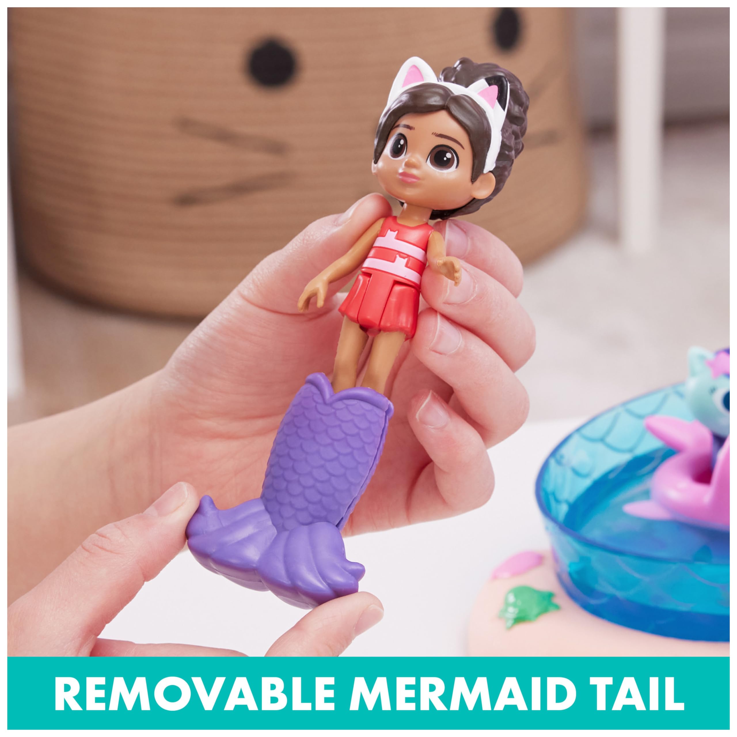 Gabby’s Dollhouse, Purr-ific Pool Playset with Gabby and MerCat Figures, Colour-Changing Mermaid Tails and Pool Accessories Kids’ Toys for Ages 3 and Up 8