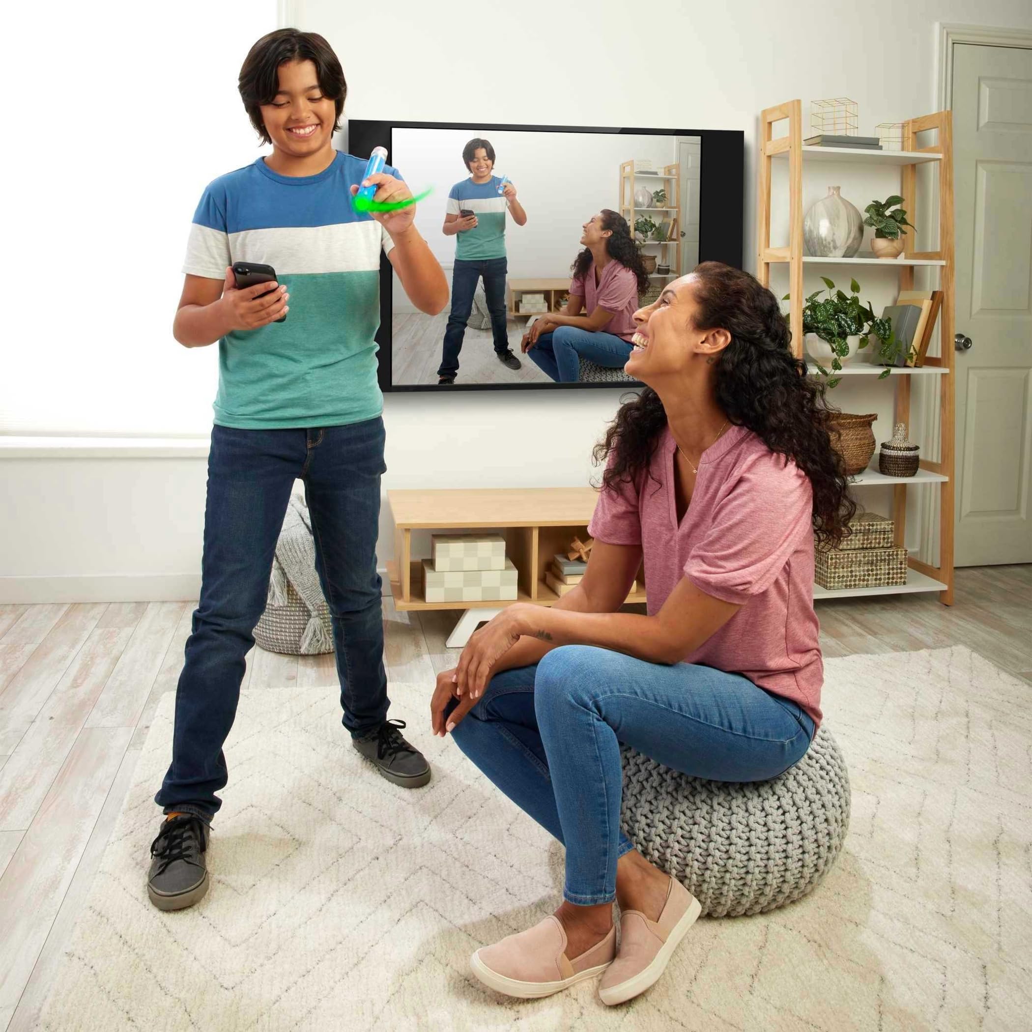 Mattel Games Pictionary Air 2, Spiel für Kinder, Erwachsene, Familie und Spieleabend, preisgekröntes Luftzeichen-Familienspiel, in die Luft zeichnen und auf dem Bildschirm sehen, HNT74 7