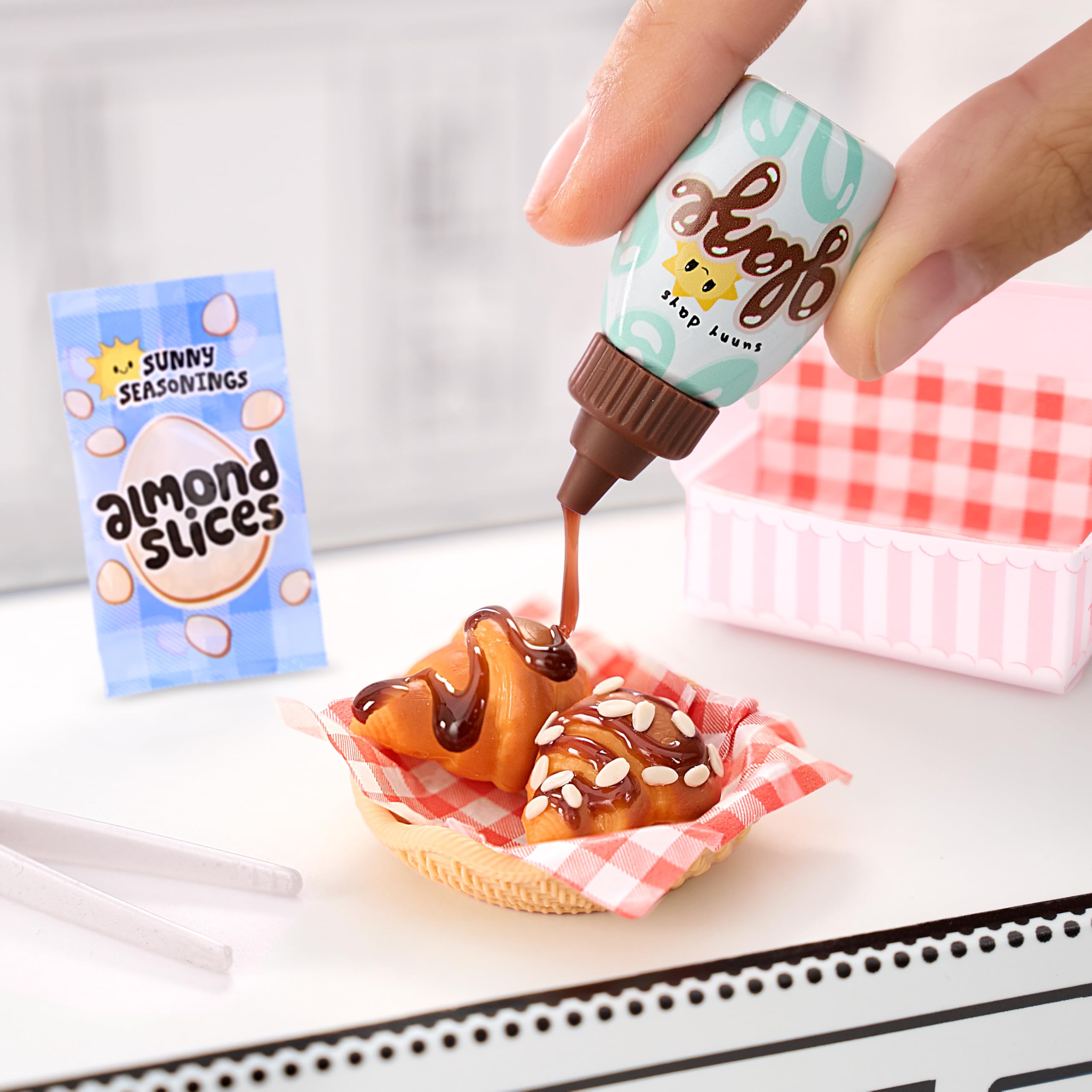 MGAs Miniverse Make It Mini Cafe Serie 4 – DIY-Mini-Sammlerstücke aus Kunstharz für Kinder 5