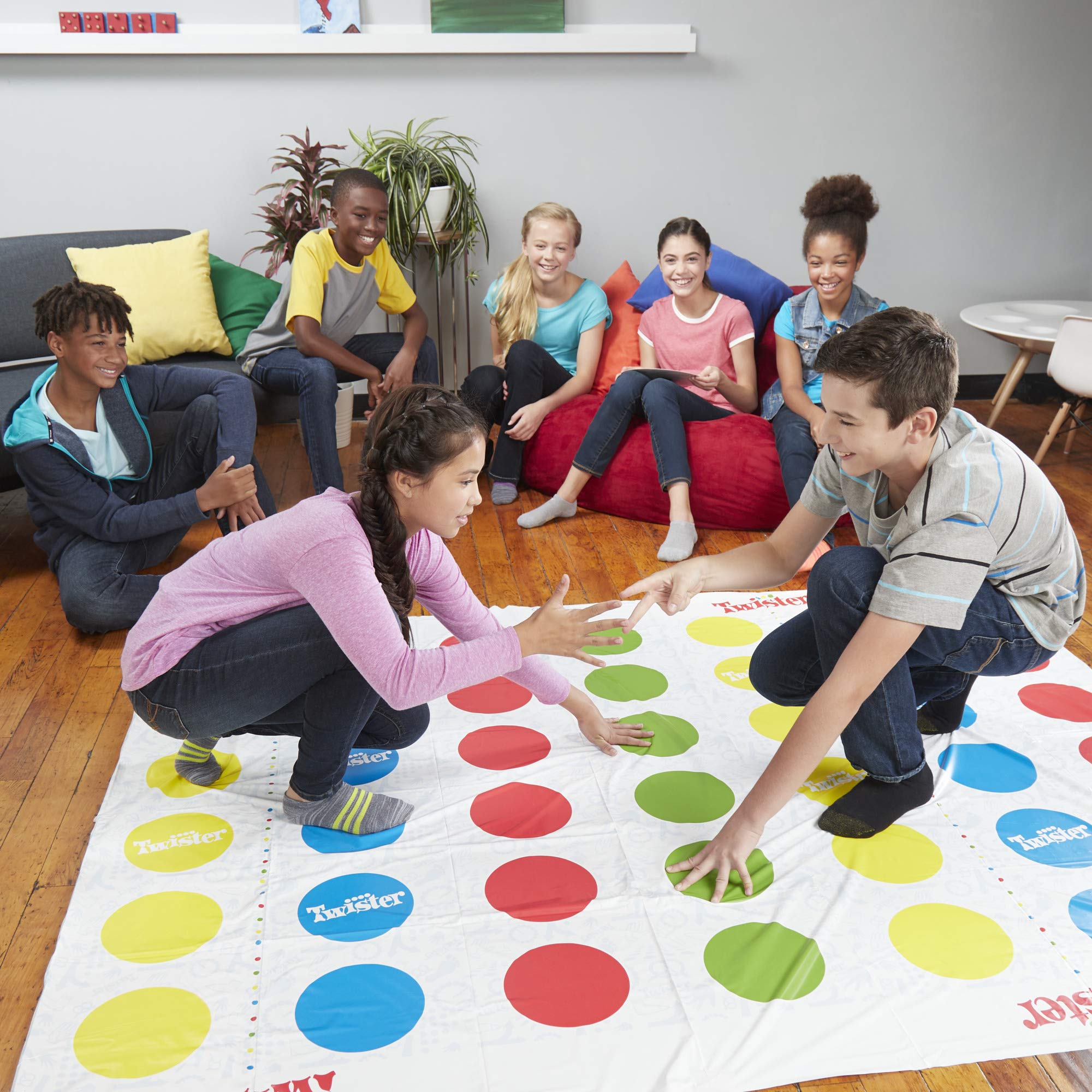 Hasbro Gaming Twister Ultimate – Größere Matte, mehr Punkte, Familienpartyspiel für Kinder ab 6 Jahren 8