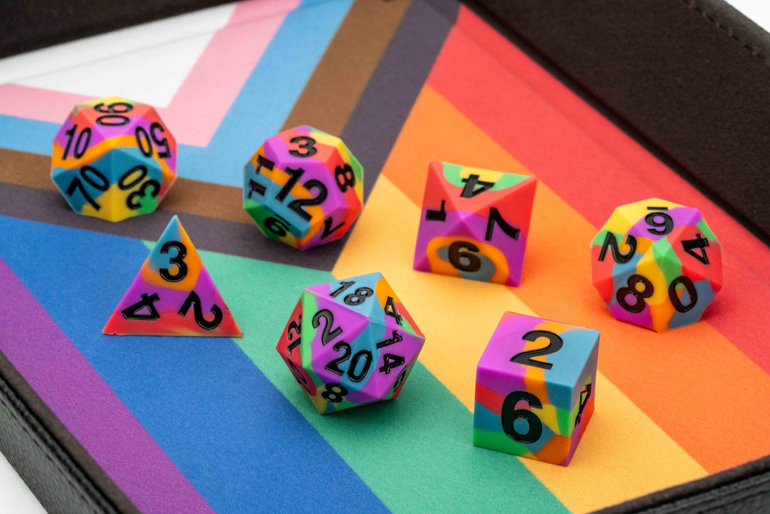 Metallic Dice Games FanRoll Pride Sharp Edge 16 mm Silikonkautschuk Polyeder Würfel Set 3