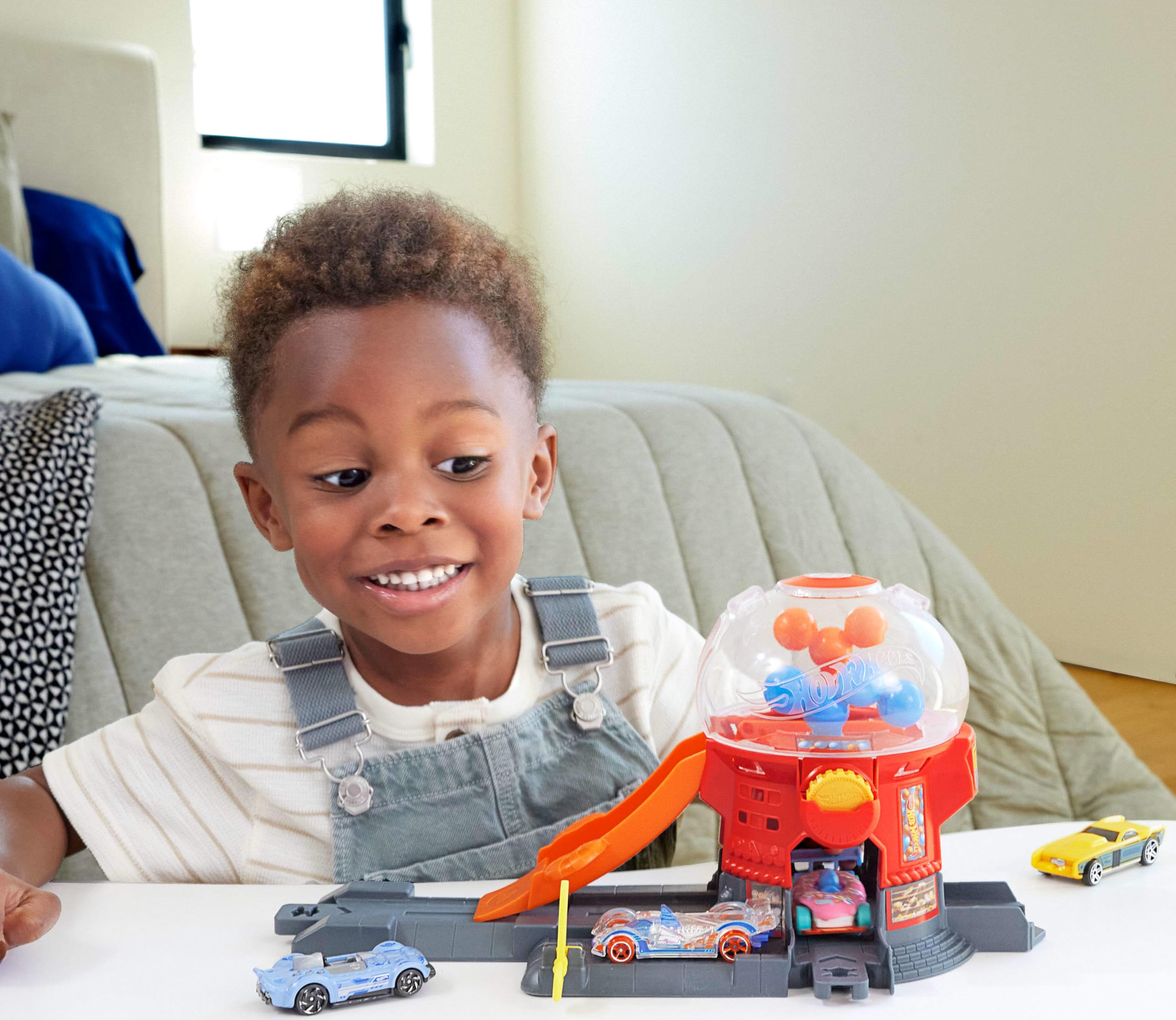 Hot Wheels Downtown Candy Shop Playset - Gumball Machine Track Set with 1:64 Die-Cast Car 5