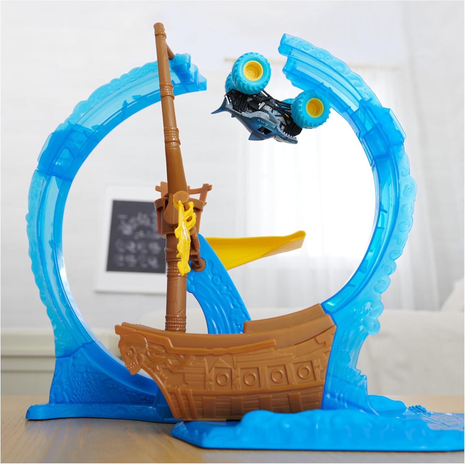 Monster Jam Megalodon Loop of Doom Stunt Playset - 1:64 Scale with Exclusive Die-Cast Truck 7