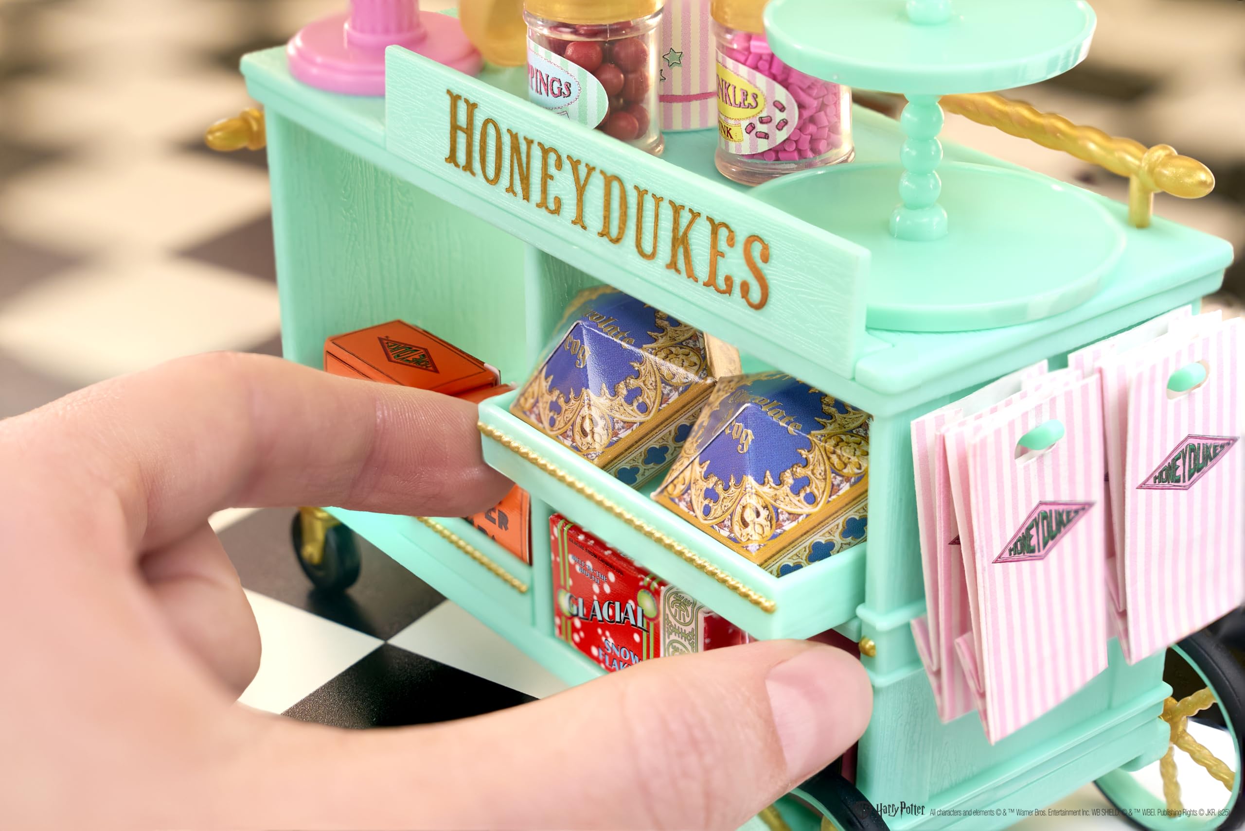 MGA Miniverse Make It Mini Honeydukes Trolley - Harry Potter Building Playset 13