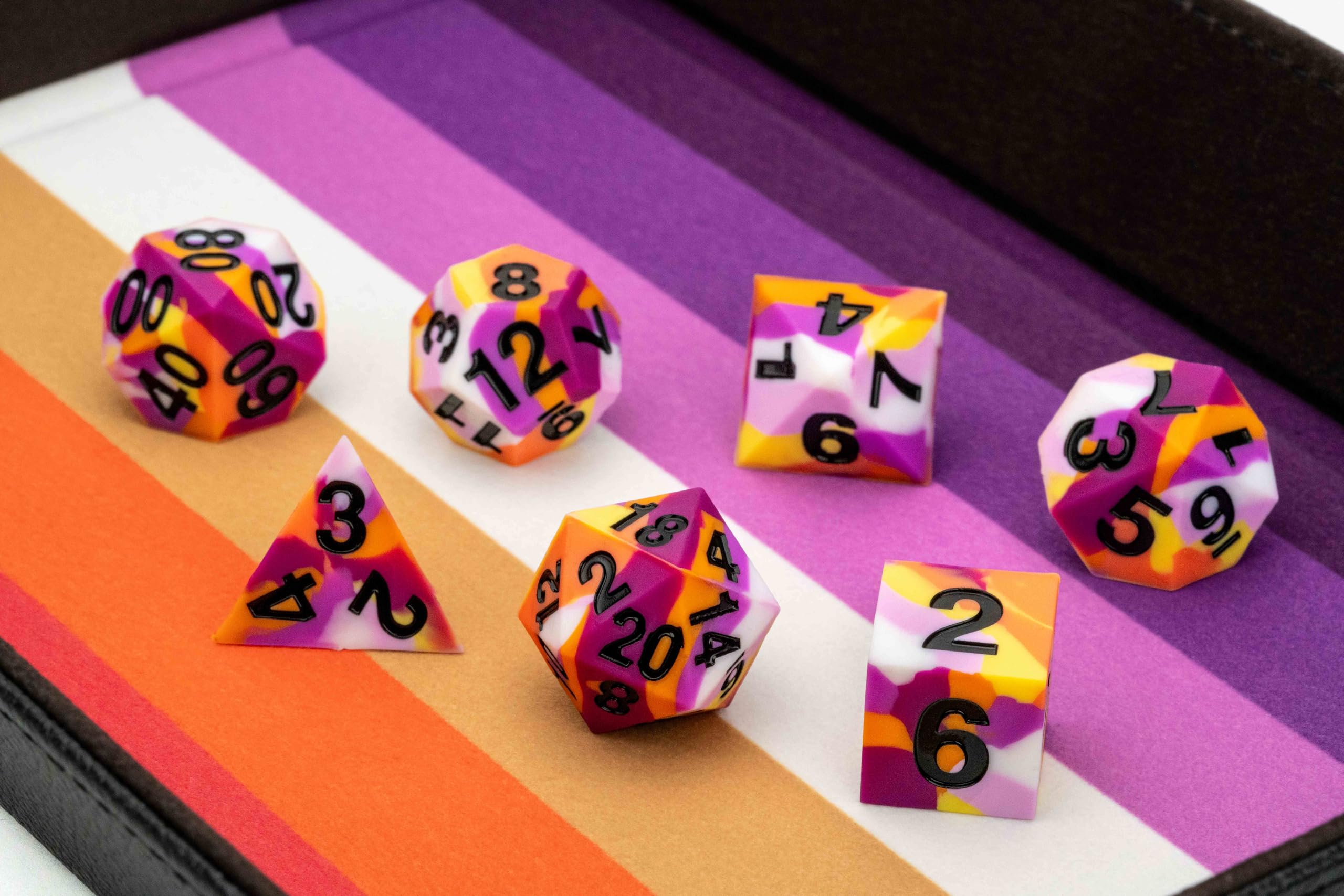 Metallic Dice Games FanRoll 16mm Pride Sharp Edge Silikonkautschuk Polyedrisches Würfelset 5