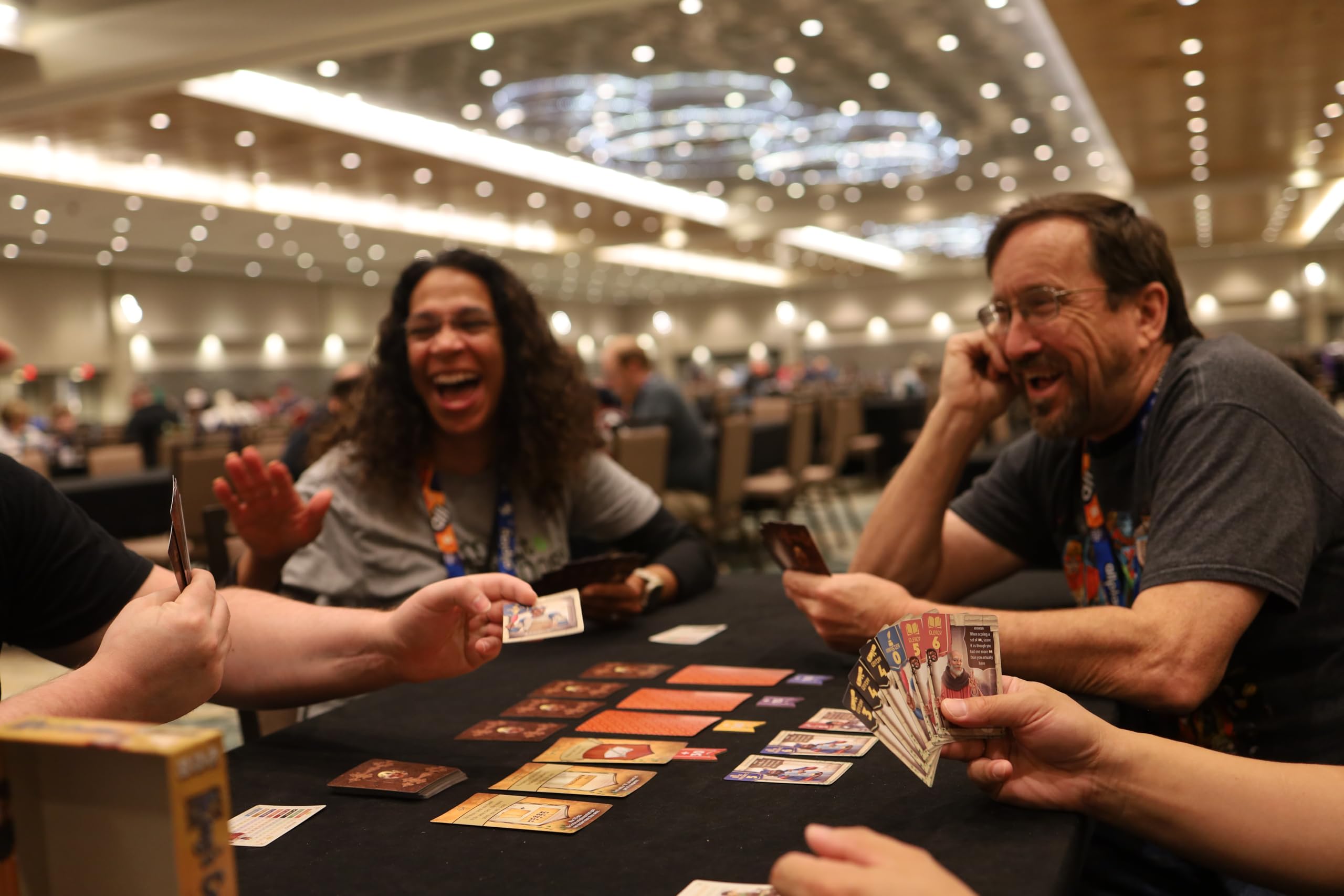 Spielen Sie das Strategie-Kartenspiel „To Z Kings Coalition Royal Court“ 4