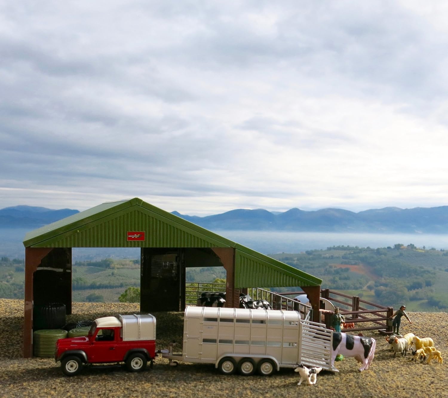 Britains 1:32 Sheep Farm Playset with Land Rover 90, Trailer, Farmer & Sheepdog - Farm Animal Toys for Kids 3+ 3