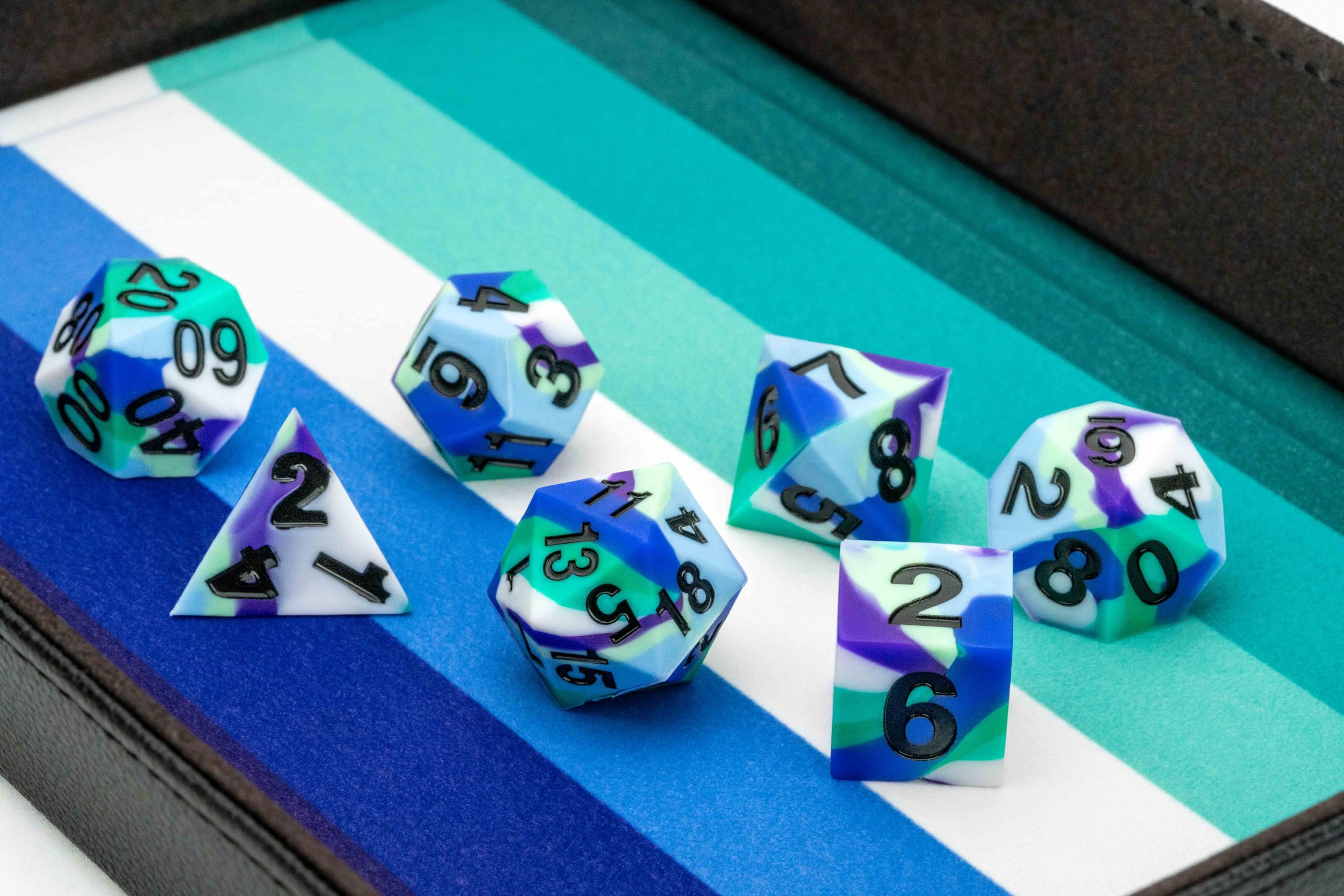 Metallic Dice Games FanRoll 16mm Pride Sharp Edge Silikonkautschuk Polyedrisches Würfelset 5