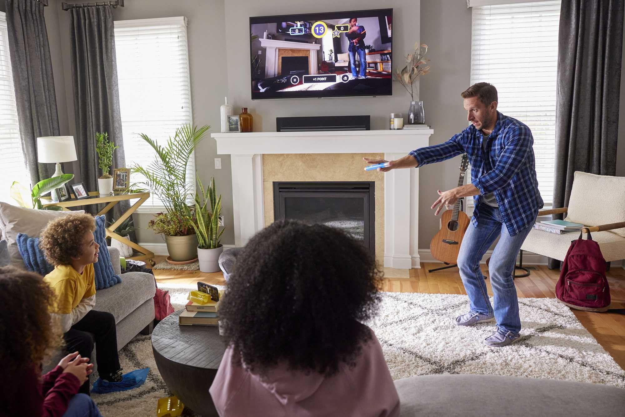 Mattel Games Pictionary Air 2, Spiel für Kinder, Erwachsene, Familie und Spieleabend, preisgekröntes Luftzeichen-Familienspiel, in die Luft zeichnen und auf dem Bildschirm sehen, HNT74 6