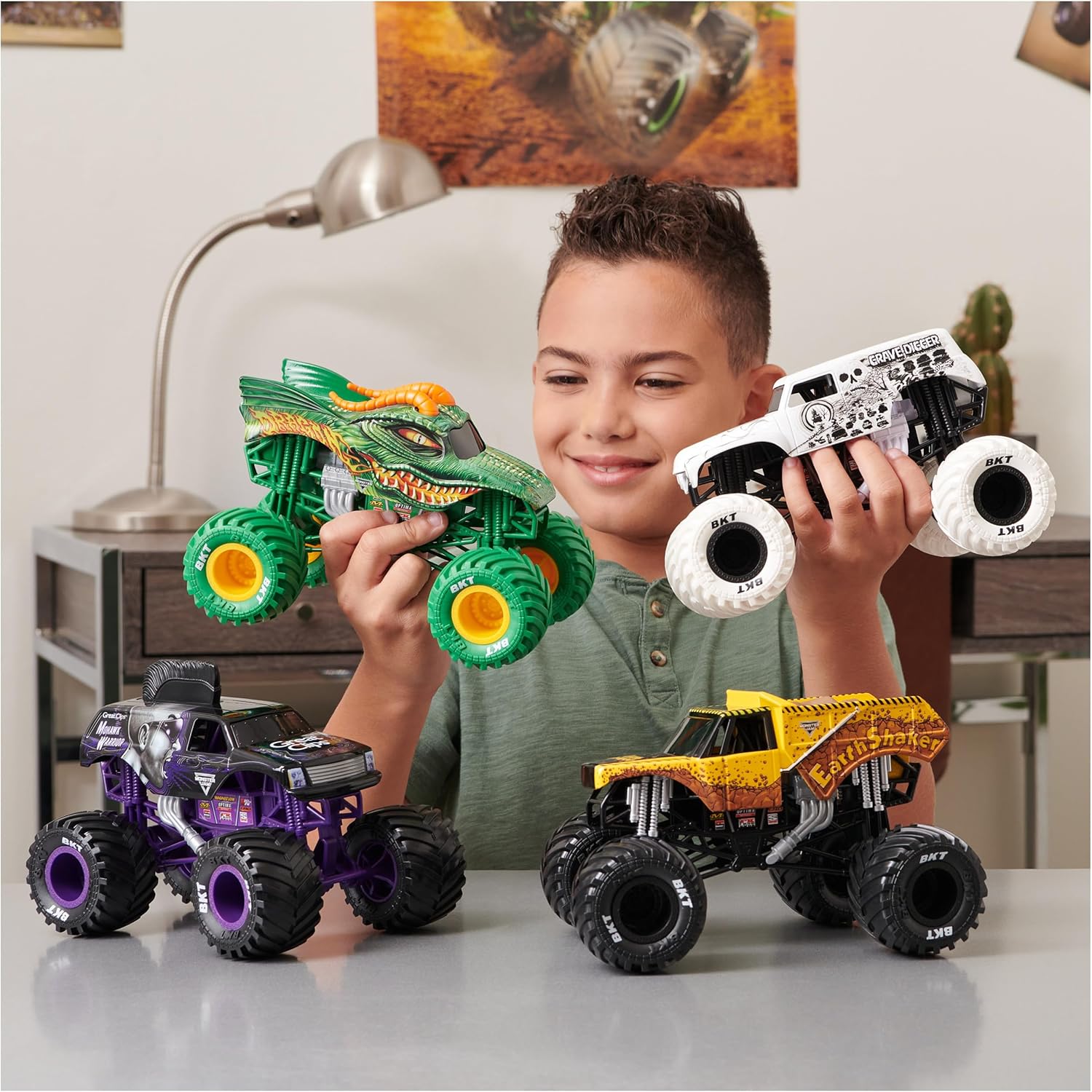 Monster Jam Grave Digger Monster Truck - 1:24 Scale Die-Cast Vehicle for Kids 5