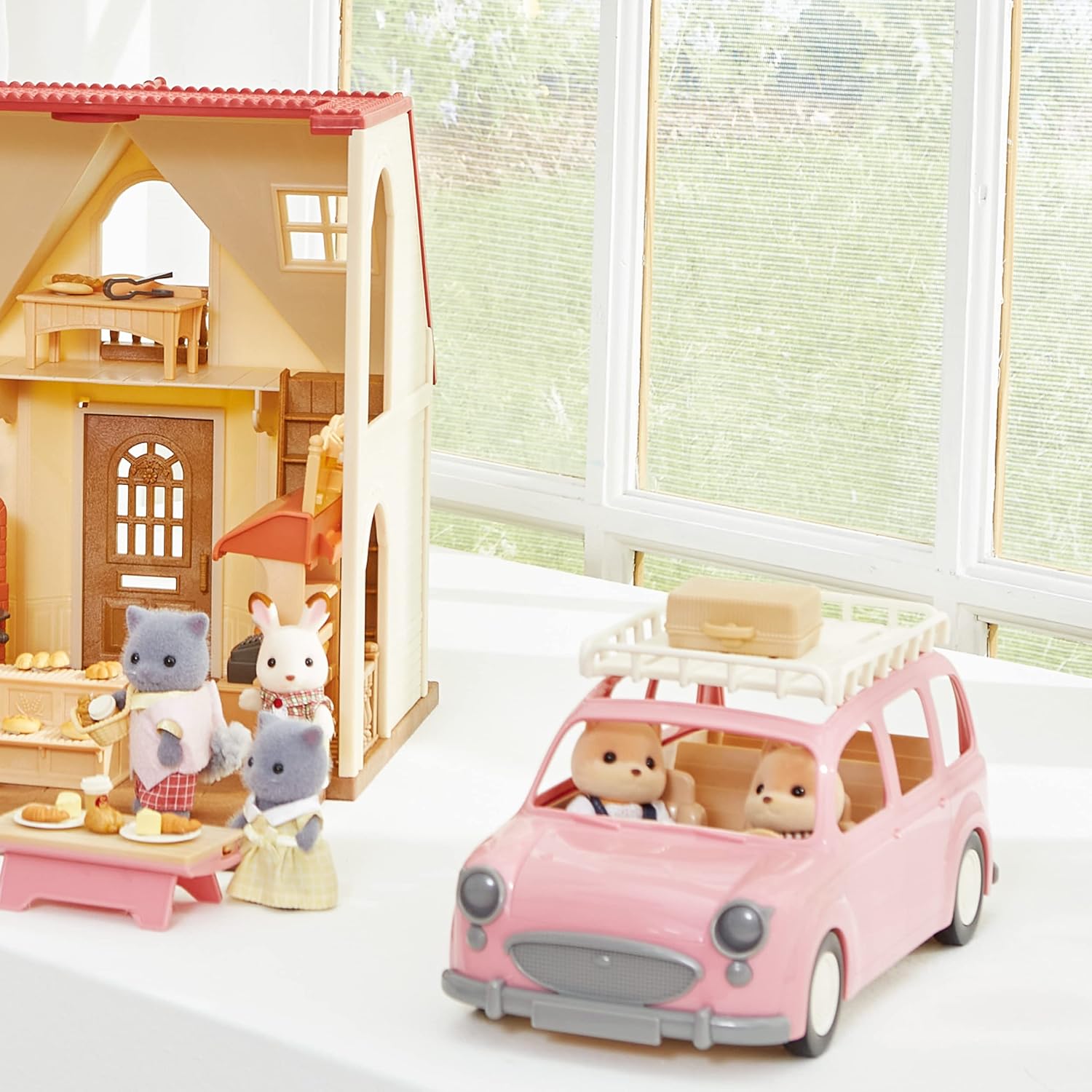 Sylvanian Families Family Picnic Van - 8-Figure Playset with Picnic Transformation 3