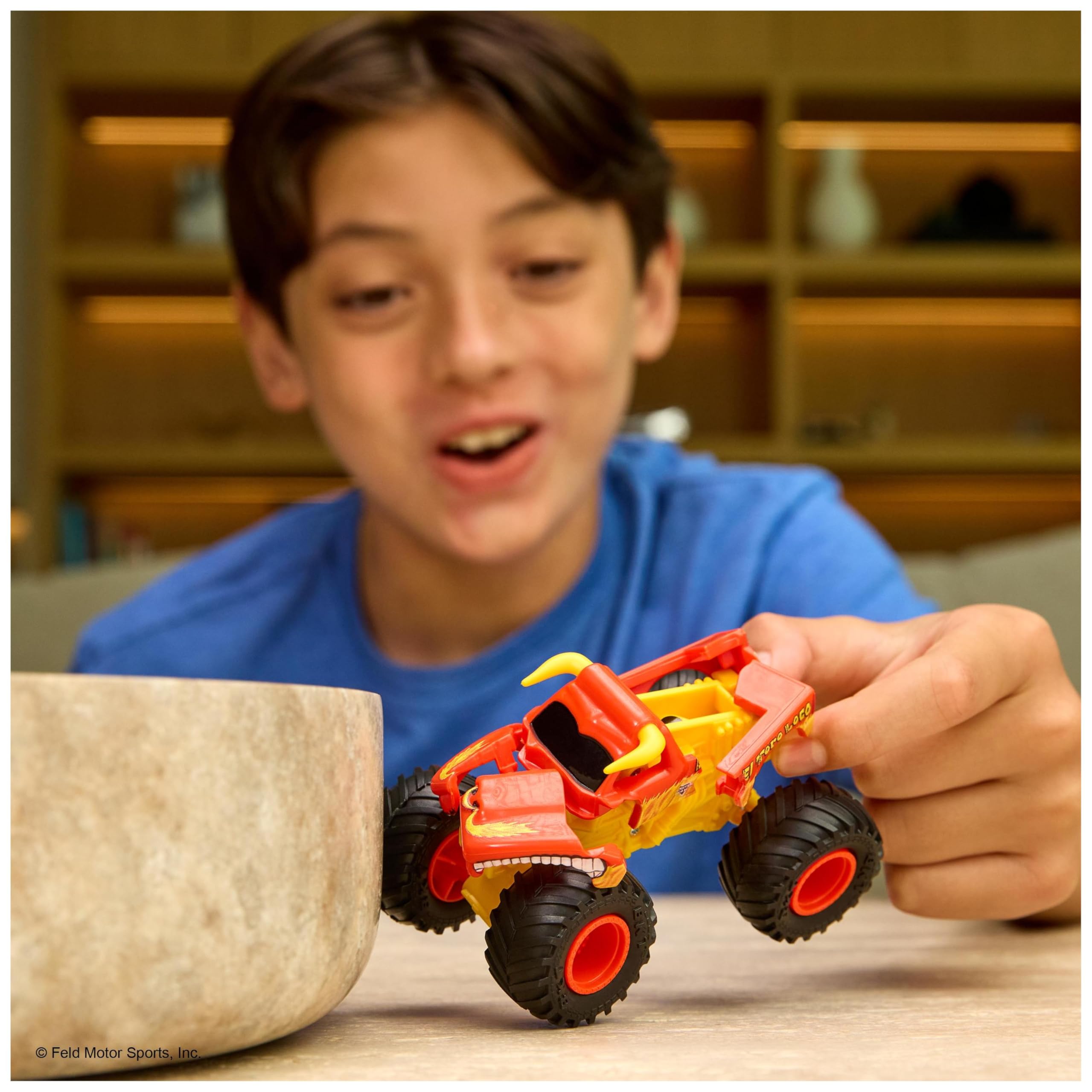 Monster Jam Smash & Bash Megalodon - 1:64 Die-Cast Repairable Monster Truck for Kids 7