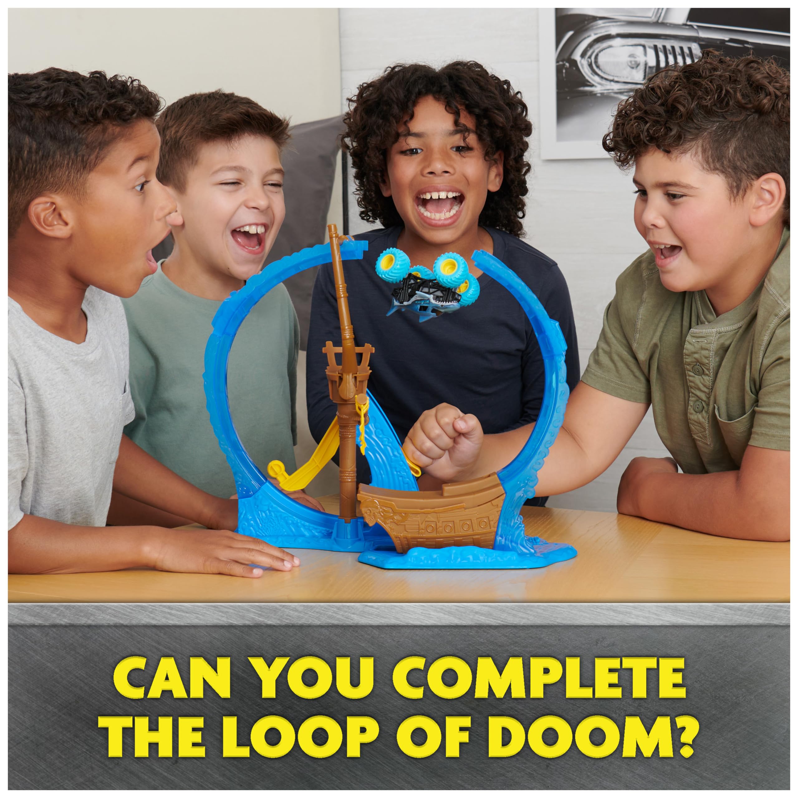 Monster Jam Megalodon Loop of Doom Stunt Playset - 1:64 Scale with Exclusive Die-Cast Truck 14