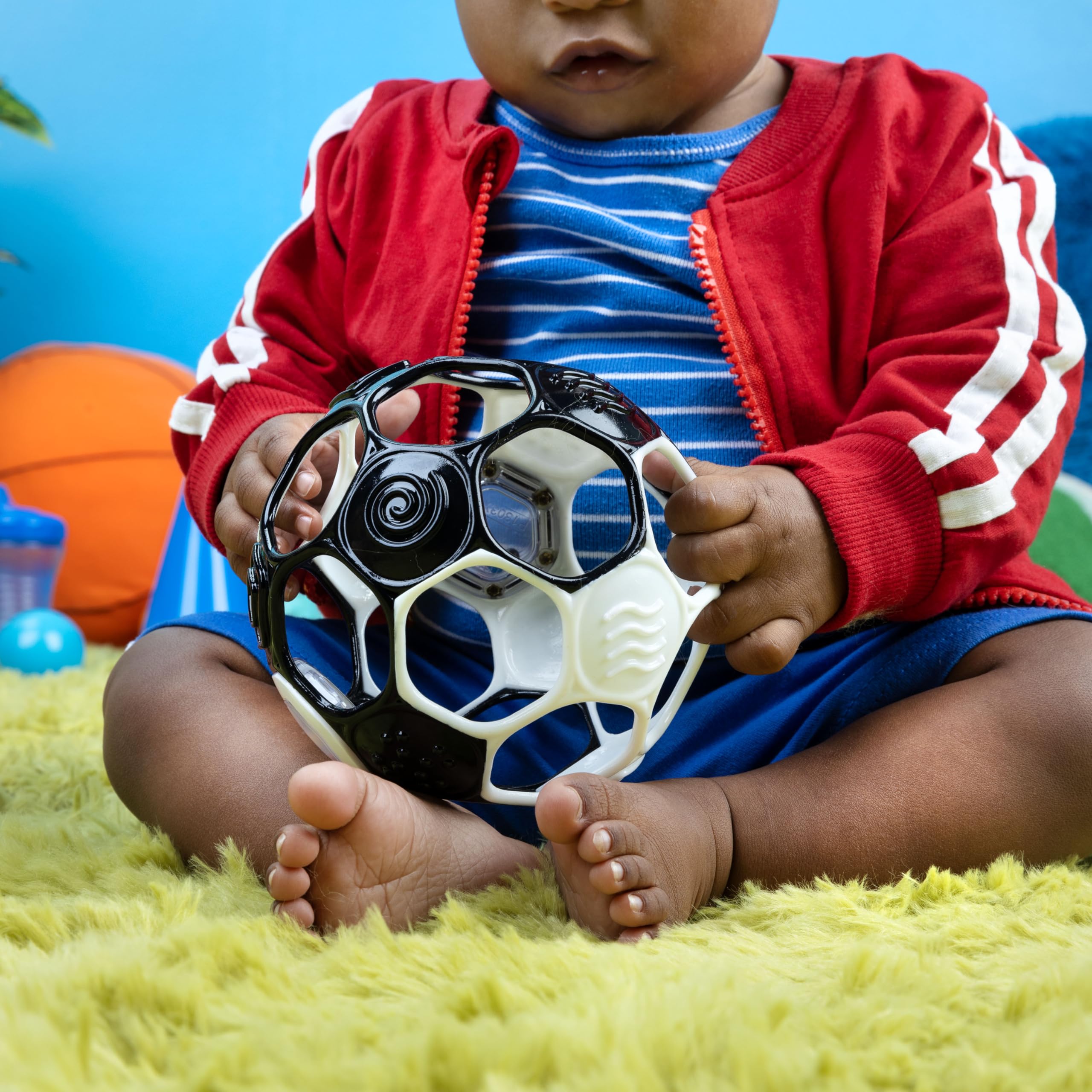 Bright Starts Oball Grippin‘ Goals Rassel-Fußball-Babyball, Schwarz und Weiß, 0–3 Jahre 7