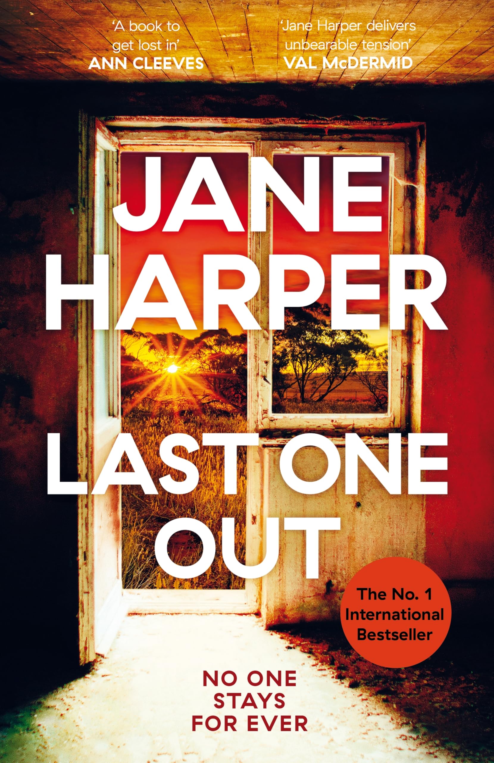 Jane Harper - Last One Out: The gripping and atmospheric Australian small-town mystery [Hardcover]