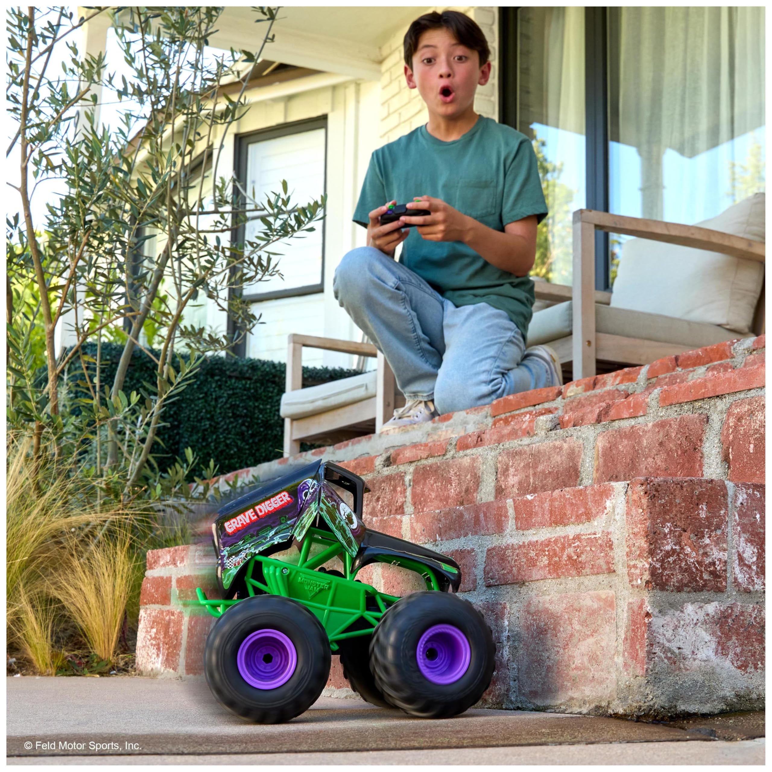 Smash & Bash Grave Digger Remote Control Monster Truck - 1:15 Scale RC Vehicle for Kids 4-14 7