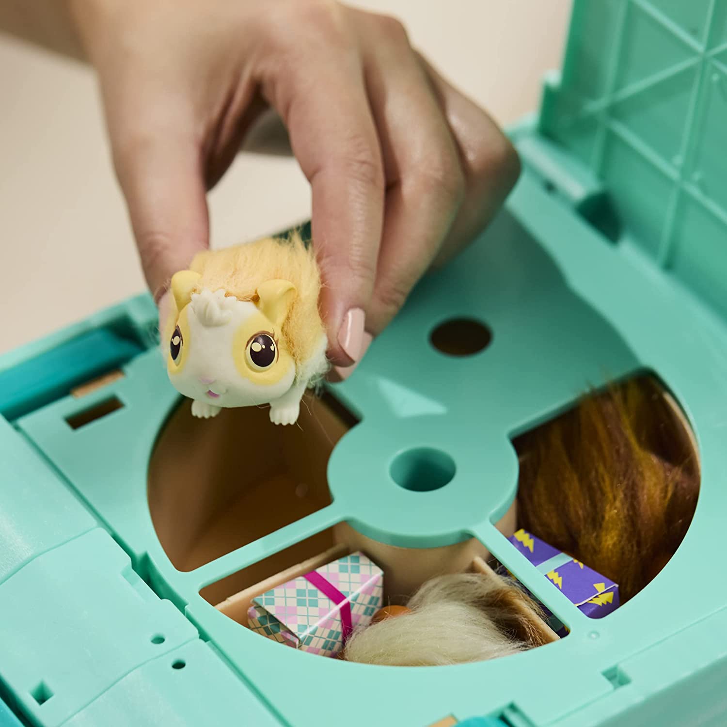 Little Live Pets Mama Surprise Bunny Interaktives Spielset – Elektronisches Plüschtier mit Stall für Kinder von 4–12 4